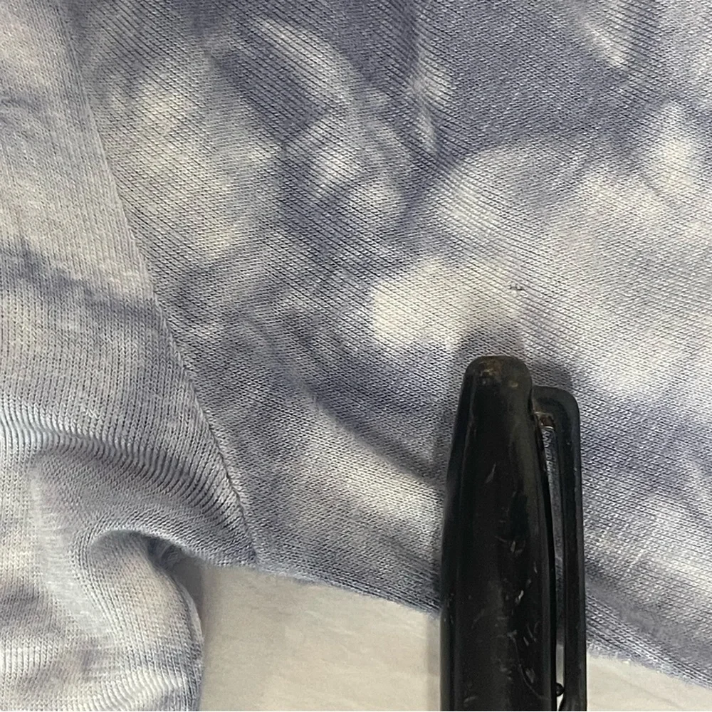 Aeropostale. Sz Small. Crop Top.. Small hole Rt arm. - Picture 16 of 16